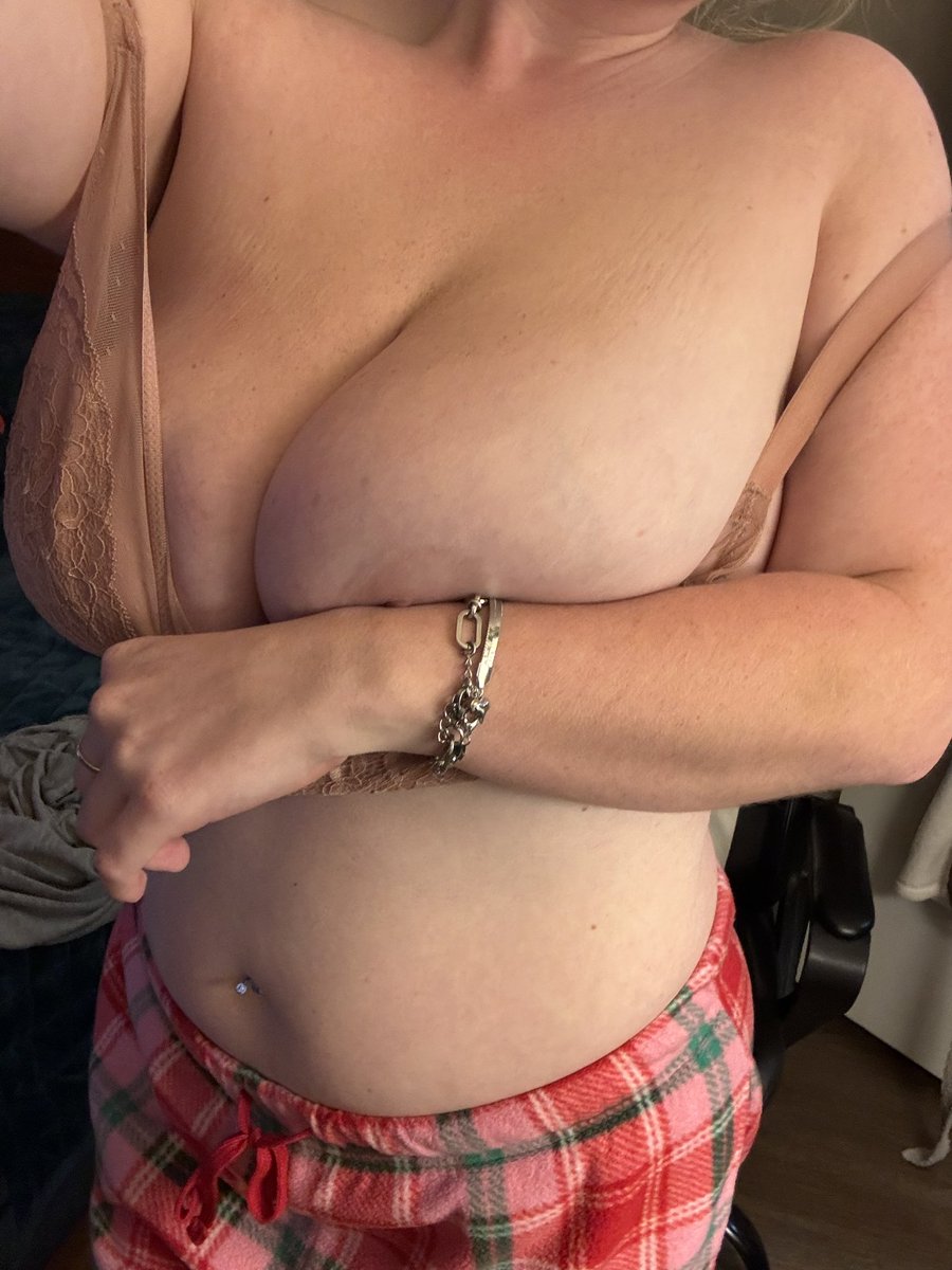 heyBabyHay12's tweet photo. Come take these clothes off🤤#sexy #goonet #nstw #nsfwtwt #freaky #findom
#findomslave #godess #NSFW
#Goddess
#NSFWGoddess
#SexyGoddess #GoddessWorship #FindomGoddess #FemdomGoddess
#Mistress #Dominatrix https://t.co/hpa6jHLQ7R