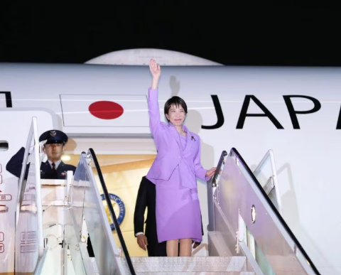 okaguchik's tweet photo. ニューヨークに到着した高市首相が大きく手を振る映像。大勢のアメリカ側の歓迎に応えているかに見えた。

しかし、実は、誰もいなかった(^_^)
https://t.co/SguaDWzZew https://t.co/dBaM1V2hjh