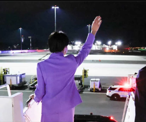 okaguchik's tweet photo. ニューヨークに到着した高市首相が大きく手を振る映像。大勢のアメリカ側の歓迎に応えているかに見えた。

しかし、実は、誰もいなかった(^_^)
https://t.co/SguaDWzZew https://t.co/dBaM1V2hjh