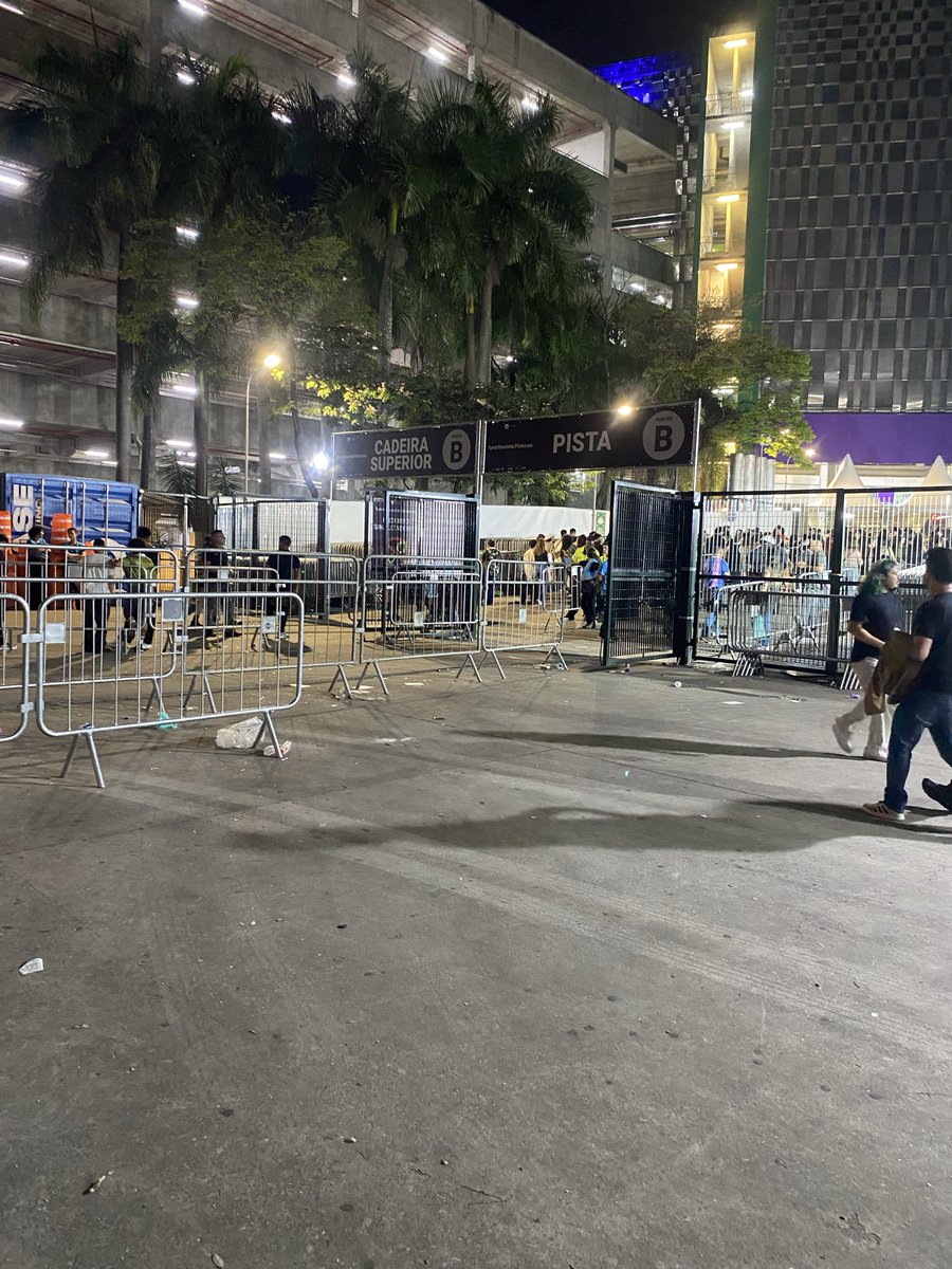 PutzApolo's tweet photo. Aceito doação ingresso do jao já estou aqui to desesperadooooo https://t.co/2TCCrGSFay