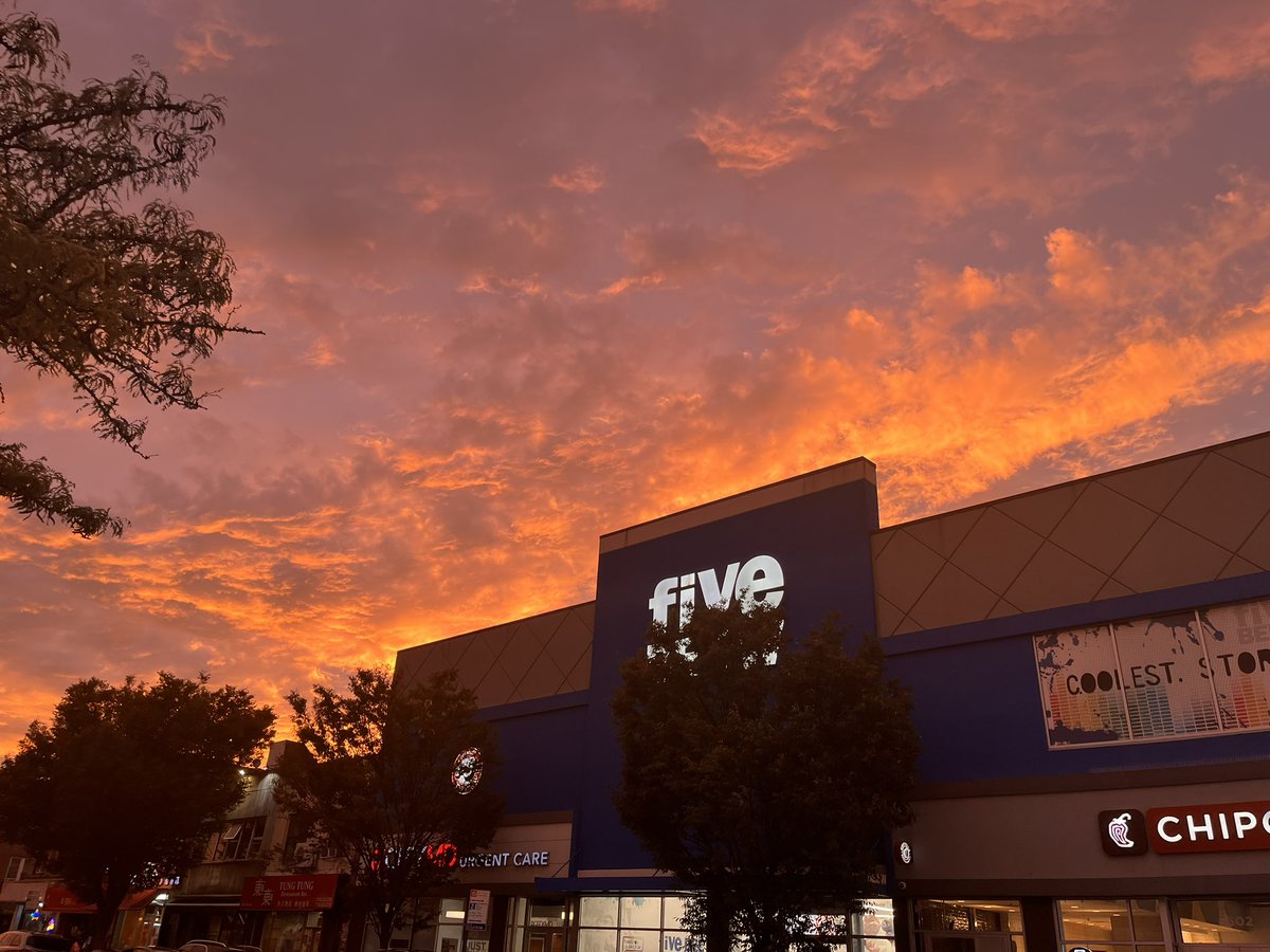 MPiperz's tweet photo. Beautiful sunset at a 5 below nyc https://t.co/0bryxu4ZAp
