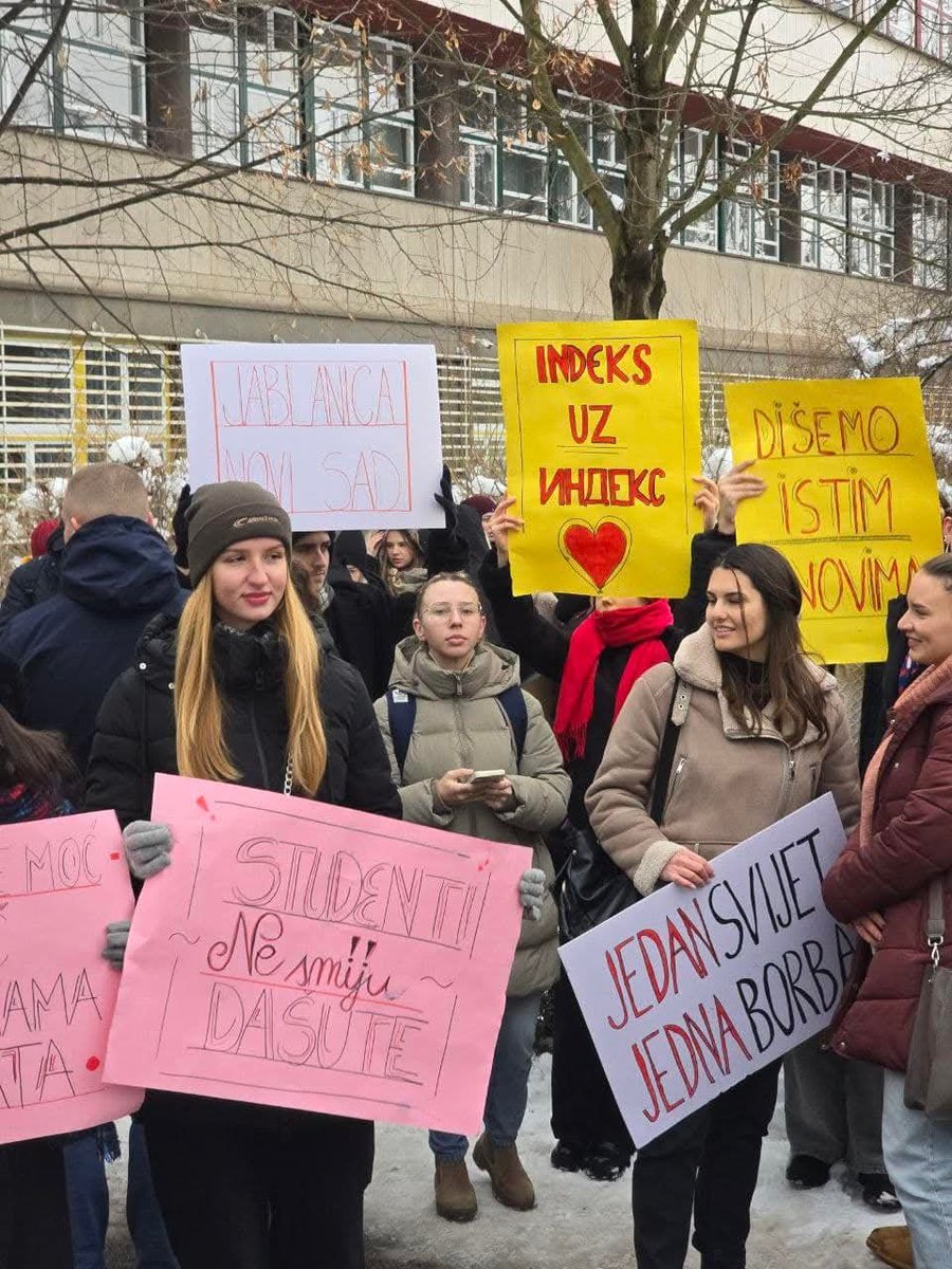 inSadikovic's tweet photo. Sarajevski studenti pokazali su solidarnost sa kolegama iz Srbije. Ne govorim ovo da bih likovao nad onim što se desilo u Republici Srpskoj, već da bih naglasio da naše probleme ne rešavaju nacionalizam i podele, već građansko društvo koje povezuje ljude. https://t.co/5bNGqlLiJX