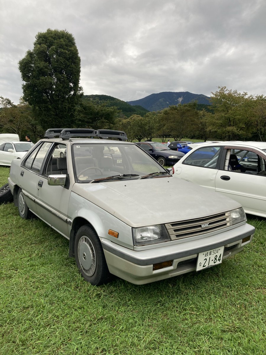 1low_so's tweet photo. 今までミラフォへのエントリーはなかった2代目のセダン。

前日にトラブルを解決してのご来場に感謝🛠️
@TYPB_up20dx 

いつか、ハッチバックのエントリー実現にも期待🙏

#ミラージュフォーラム #ミラフォ
#C12A #エリマキトカゲ https://t.co/PwrS7mKrVl