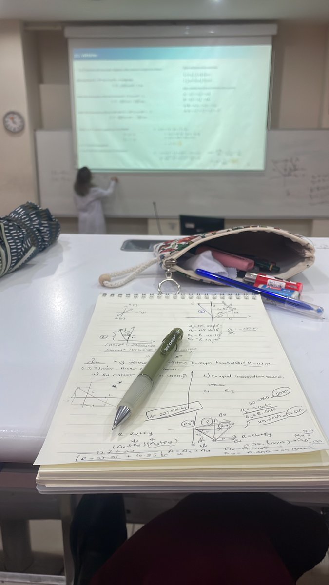 nisagoktp's tweet photo. Hayatımın fazlasıyla yoğun ama çok keyifli bi evresindeyim, ilk mikroskop görüntümü aldım, hocalarımı seviyorum, güzel insanları farkediyorum, bi cuma akşamını sevdiklerimle sevdiğim okulumda açık hava sinemasıyla geçirdim, şükür❤️ https://t.co/y9pSOTNiwu