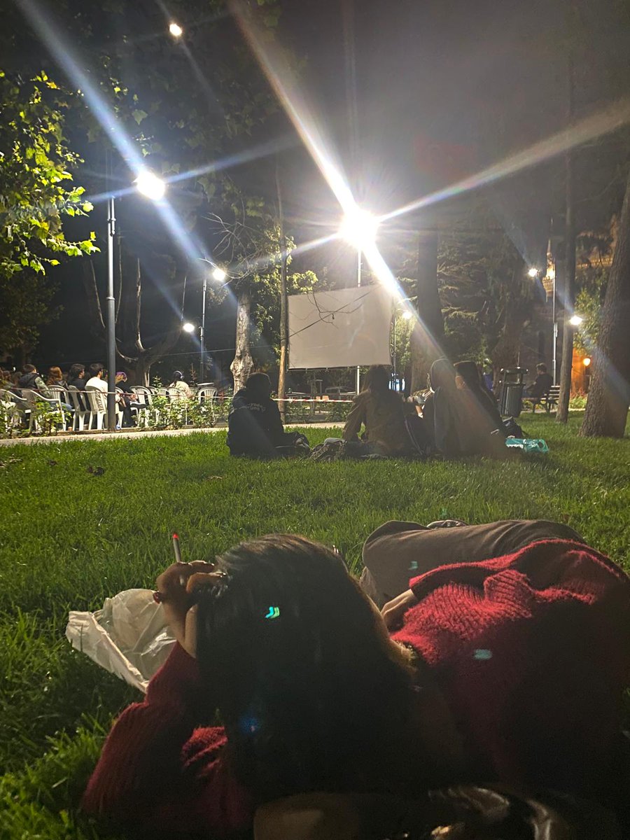 nisagoktp's tweet photo. Hayatımın fazlasıyla yoğun ama çok keyifli bi evresindeyim, ilk mikroskop görüntümü aldım, hocalarımı seviyorum, güzel insanları farkediyorum, bi cuma akşamını sevdiklerimle sevdiğim okulumda açık hava sinemasıyla geçirdim, şükür❤️ https://t.co/y9pSOTNiwu