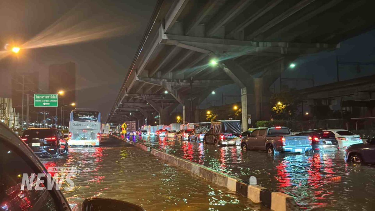 ThaiPBSNews's tweet photo. วันนี้ (26 ก.ย.2569) เวลา 04.24 น. ระดับน้ำท่วมสูง บนถนนวิภาวดีรังสิตหน้าสถานีโทรทัศน์ไทยพีบีเอสมุ่งหน้าห้าแยกลาดพร้าว เบื้องต้นพบรถยนต์ ได้รับความเสียหายกว่า 10 คัน

ขณะที่ถนนพหลโยธิน ตั้งแต่แยกเกษตร มุ่งหน้าซอยบางบัว ระดับน้ำท่วมสูงกว่า 50 ซม. เริ่มพบรถจักรยานยนต์และรถยนต์ได้รับความเสียหาย

#กทม #กรุงเทพมหานคร #ฝนตก #ฝนตกหนัก #น้ำท่วม #น้ำท่วม2569 #น้ำท่วมกรุงเทพ #ข่าวไทยพีบีเอส #ข่าวที่คุณวางใจ  #ThaiPBSnews