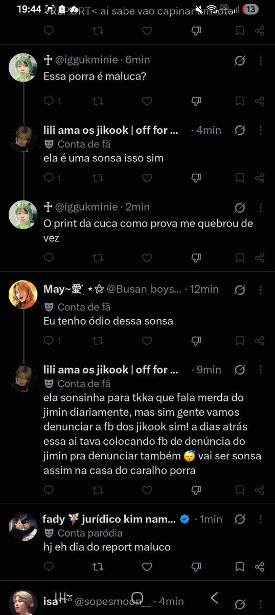 mizzieReportOT7's tweet photo. Podem me chamar de sonsa, podem surtar nos comentários e inventar a narrativa que quiserem. Um fodas bem grande no meio do rabo de vocês.

Eu já sabia exatamente que essa seria a reação de algumas antes mesmo de postar, porque é sempre o mesmo padrão: quando a verdade incomoda, em vez de encararem os fatos, vocês preferem arrumar mil desculpas e partir para o deboche ou ataques pessoais. Para vocês, desinformação e ameaças só parecem ser sérias quando convém.

Mas fiquem sabendo de uma coisa: eu não vou aceitar que passem pano para um assunto dessa gravidade e reduzam ameaças reais contra um integrante a uma simples rixa fútil de shippers.

Uma fanbase do tamanho daquela tem responsabilidade sobre o que publica.

Espalhar que uma conta que vinha sendo reportada desde 2023 é "perfil recente criado só para armar" é desonestidade intelectual e desvia o foco da segurança do artista, fora que para que ela falou sobre? Se ela nem reporta sobre o membro que foi ameaçado?

Minha conta de report é e sempre será OT7. Não tenho privilégios nem lado em guerra de fandom. Postarei qualquer perfil ou fb que cometer esse tipo de desserviço, doa a quem doer e contra quem for, desde que haja provas suficientes.

Debochem o quanto quiserem, porque xingamento não apaga fatos e a minha prioridade continua sendo a proteção dos 7 membros.