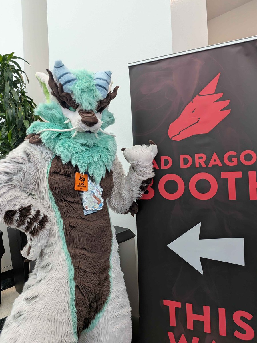 BingQiLong's tweet photo. Get a load of this guy… wait I’m this guy??
#FursuitFriday #ASC2026 https://t.co/DKWLKnDyo2