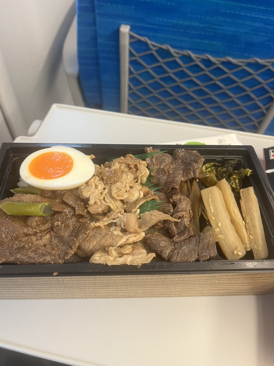 ayun03241's tweet photo. 駅弁バリ美味い😋 https://t.co/QEbjAkoy5t