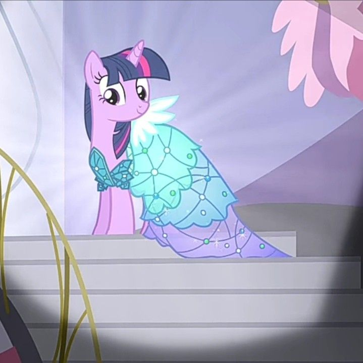 madeofcandyy's tweet photo. Twilight in Yellow is cute, but Twilight in blue is PRIME https://t.co/oWkFfvOgxD