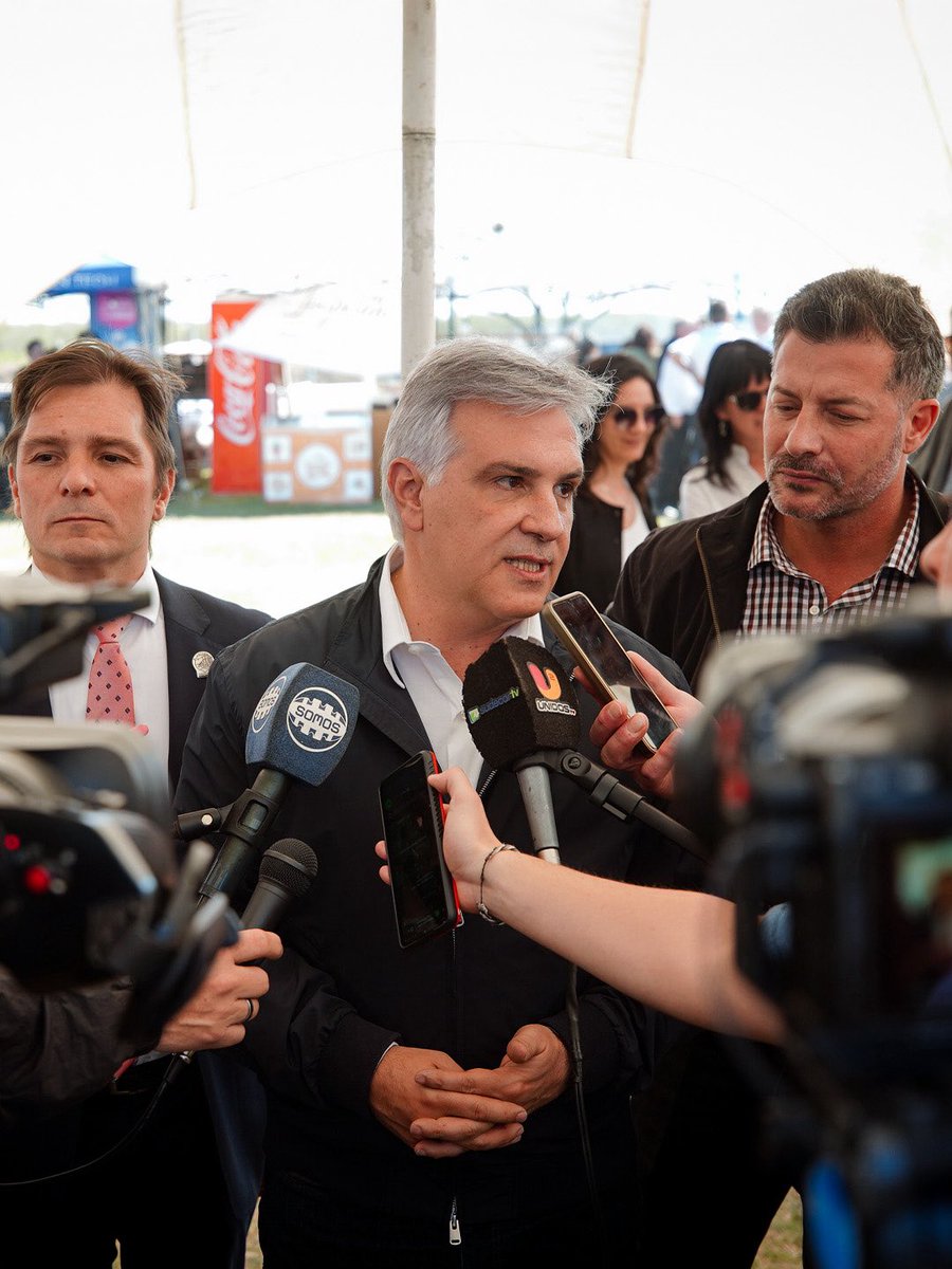MartinLlaryora's tweet photo. CON EL CAMPO, CÓRDOBA CRECE

En #BellVille participé de la inauguración de #ExpoBell2026, una muestra que expresa lo mejor de Córdoba: el empuje del campo, la industria y el comercio; el talento de nuestras escuelas e instituciones; y la decisión de una comunidad que, aun en un contexto económico difícil, sigue apostando por producir, invertir y generar trabajo.

Quiero destacar el valor de animarse a realizar nuevamente una exposición de esta magnitud que merece nuestro acompañamiento. Porque cada empresa que participa, cada productor que invierte, cada máquina que se vende ayudan a sostener el empleo y a mover la economía.

Por eso anunciamos que el @BancodeCordoba pondrá a disposición una línea de créditos con condiciones especiales para facilitar la compra de bienes y la concreción de negocios durante la exposición. Queremos que ExpoBell sea una vidriera para las firmas cordobesas y, al mismo tiempo, una oportunidad real para crecer.

Esta medida forma parte de una decisión que venimos sosteniendo: acompañar al entramado productivo con financiamiento, infraestructura, conocimiento e innovación. 

Cuando defendemos a una empresa, a un productor o a una pyme, estamos defendiendo a las familias que viven de su esfuerzo.

#HacerParaCrecer
