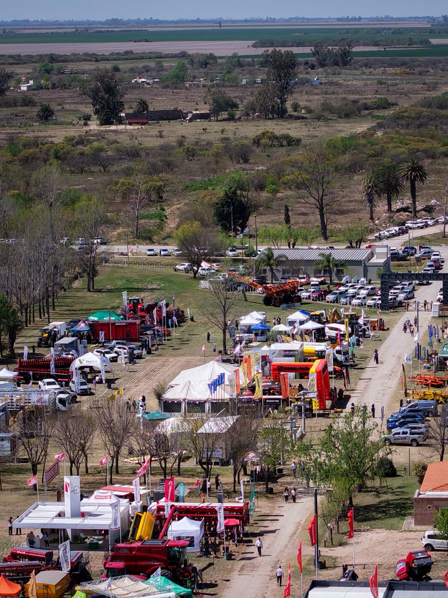 MartinLlaryora's tweet photo. CON EL CAMPO, CÓRDOBA CRECE

En #BellVille participé de la inauguración de #ExpoBell2026, una muestra que expresa lo mejor de Córdoba: el empuje del campo, la industria y el comercio; el talento de nuestras escuelas e instituciones; y la decisión de una comunidad que, aun en un contexto económico difícil, sigue apostando por producir, invertir y generar trabajo.

Quiero destacar el valor de animarse a realizar nuevamente una exposición de esta magnitud que merece nuestro acompañamiento. Porque cada empresa que participa, cada productor que invierte, cada máquina que se vende ayudan a sostener el empleo y a mover la economía.

Por eso anunciamos que el @BancodeCordoba pondrá a disposición una línea de créditos con condiciones especiales para facilitar la compra de bienes y la concreción de negocios durante la exposición. Queremos que ExpoBell sea una vidriera para las firmas cordobesas y, al mismo tiempo, una oportunidad real para crecer.

Esta medida forma parte de una decisión que venimos sosteniendo: acompañar al entramado productivo con financiamiento, infraestructura, conocimiento e innovación. 

Cuando defendemos a una empresa, a un productor o a una pyme, estamos defendiendo a las familias que viven de su esfuerzo.

#HacerParaCrecer