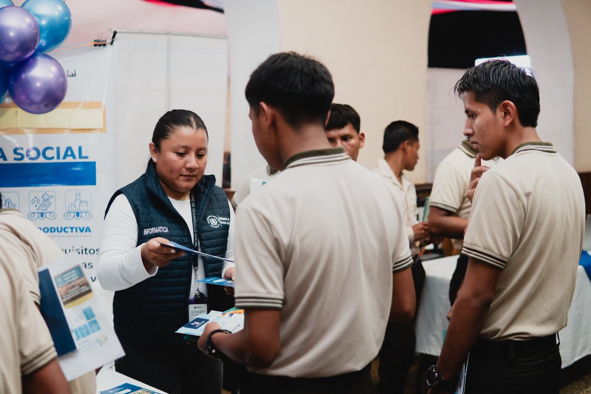 Midesgt's tweet photo. ¡Así vivimos la #ExpoCap en San Pedro Carchá, Alta Verapaz! 👦🏽👧🏽✨
Brindamos información sobre los programas de Beca Social de #CapacitaciónProductiva y #JóvenesProtagonistas, que apoyan a la población guatemalteca a crear nuevas oportunidades y aprendizajes. 🤝🏽 https://t.co/k3won3IAWq