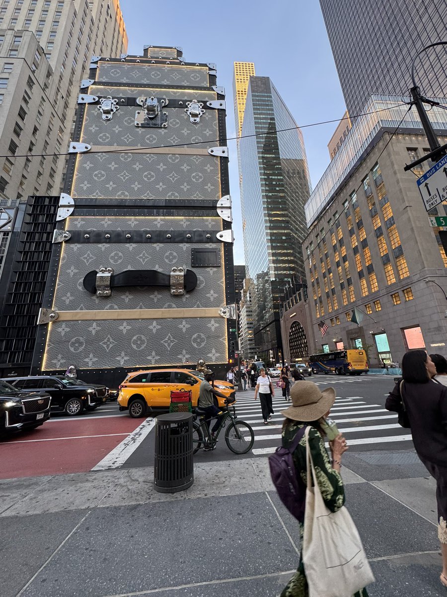 salmamandour8's tweet photo. @Gameday774 @A_alqudsyia Louis Vuitton  mall  New York https://t.co/l6yQ05Jfgc
