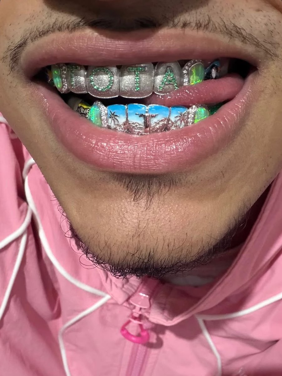 CloseFriendsHQ's tweet photo. TOTA WENT DIAMOND BRAZILIAN-THEMED GRILLZ ON EM 🥶🇧🇷🔥 https://t.co/ocHn9xq77z
