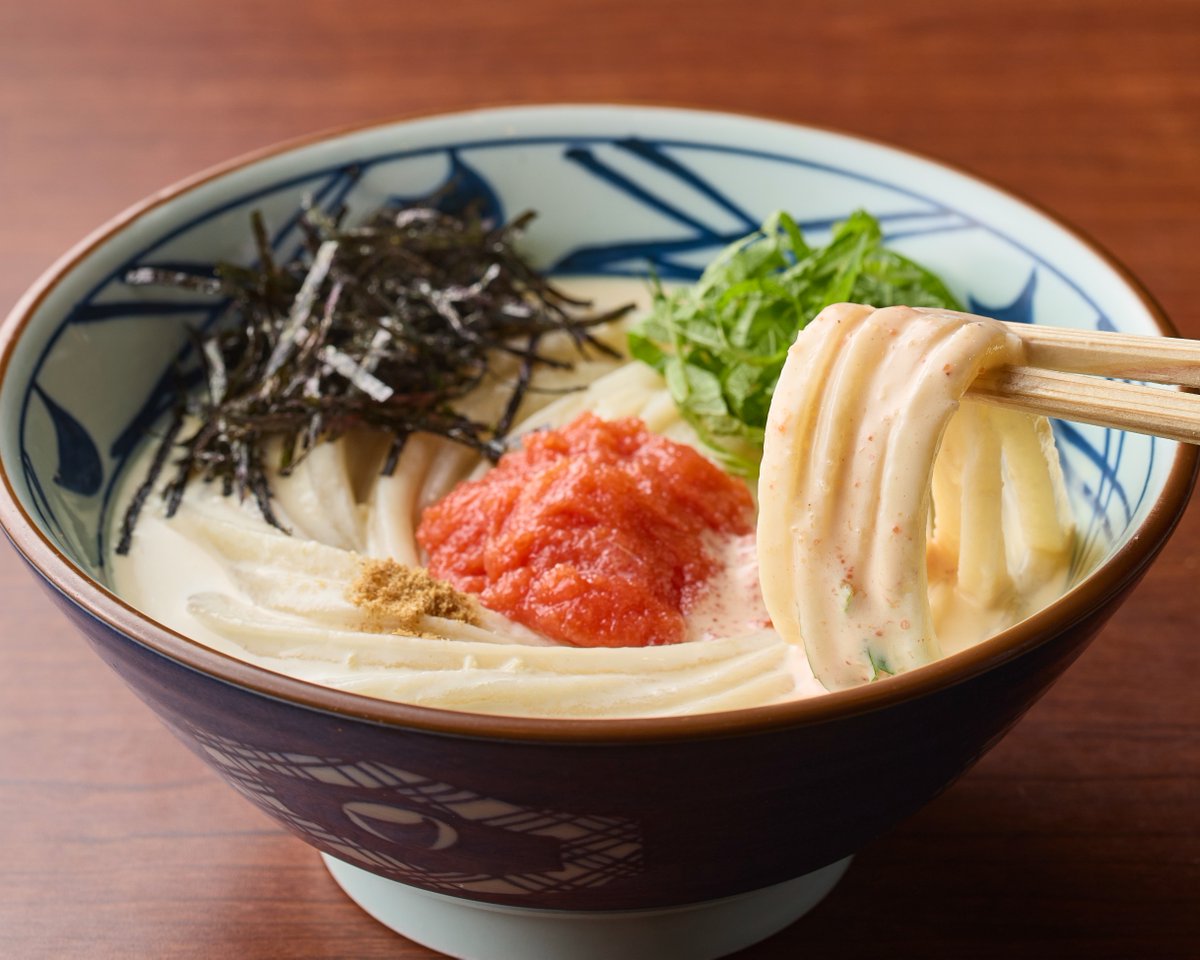 UdonMarugame's tweet photo. ご好評いただいている #冷やし明太クリームうどん がまもなく販売終了！

冷たい豆乳ベースのクリームだしに、ピリリと辛い明太子が食欲そそる一杯♪​
刻みのりと大葉がさっぱりとしたアクセントとなり、濃厚ながら最後まで飽きない味わいです✨
食べ逃しのないようご注意ください！#丸亀製麺 https://t.co/G6Tz0NyxQ8