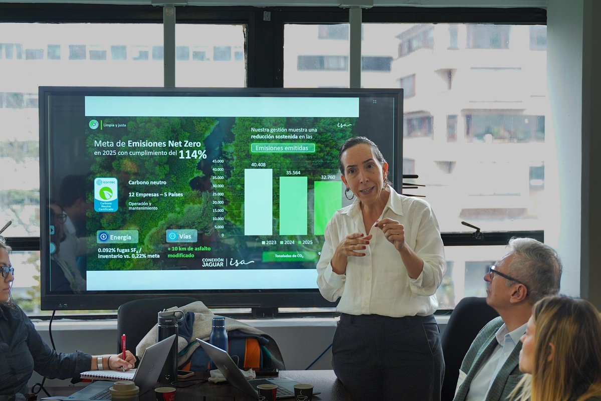 MinAmbienteCo's tweet photo. La #AgendaABC | @MinAmbienteCo e @ISAConexiones avanzan en una agenda de trabajo conjunta para fortalecer la gestión ambiental de proyectos estratégicos del país y contribuir a nuestra seguridad energética. ⚡🌱

Durante el encuentro se abordaron temas como licenciamiento ambiental, adaptación al cambio climático, compensaciones bióticas y términos de referencia para líneas de transmisión.

Participaron el director de Asuntos Ambientales, Sectorial y Urbana, @DanielGomezCure; Juliana Hurtado Rassi, directora de Bosques, Biodiversidad y Servicios Ecosistémicos; Adriana Gutiérrez López, directora de Cambio Climático y Gestión del Riesgo; y @BlondinethCarla, jefe de la Oficina de Negocios Verdes y Sostenibles.

El encuentro permitió fortalecer el diálogo con el sector privado para avanzar hacia un desarrollo regenerativo, en línea con la #AgendaABC de la #PatriaMilagro.

Como resultado, se acordó instalar mesas de trabajo para profundizar en los temas priorizados y construir acciones conjuntas entre el Ministerio e ISA. 🤝