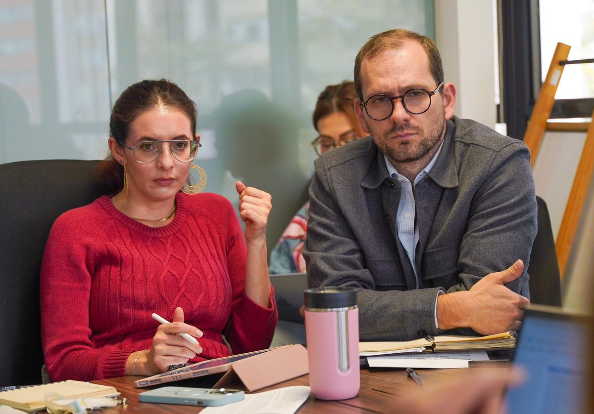 MinAmbienteCo's tweet photo. La #AgendaABC | @MinAmbienteCo e @ISAConexiones avanzan en una agenda de trabajo conjunta para fortalecer la gestión ambiental de proyectos estratégicos del país y contribuir a nuestra seguridad energética. ⚡🌱

Durante el encuentro se abordaron temas como licenciamiento ambiental, adaptación al cambio climático, compensaciones bióticas y términos de referencia para líneas de transmisión.

Participaron el director de Asuntos Ambientales, Sectorial y Urbana, @DanielGomezCure; Juliana Hurtado Rassi, directora de Bosques, Biodiversidad y Servicios Ecosistémicos; Adriana Gutiérrez López, directora de Cambio Climático y Gestión del Riesgo; y @BlondinethCarla, jefe de la Oficina de Negocios Verdes y Sostenibles.

El encuentro permitió fortalecer el diálogo con el sector privado para avanzar hacia un desarrollo regenerativo, en línea con la #AgendaABC de la #PatriaMilagro.

Como resultado, se acordó instalar mesas de trabajo para profundizar en los temas priorizados y construir acciones conjuntas entre el Ministerio e ISA. 🤝