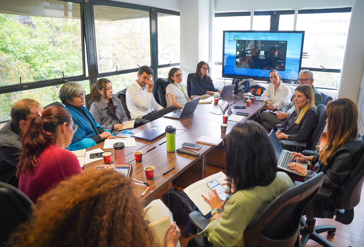 MinAmbienteCo's tweet photo. La #AgendaABC | @MinAmbienteCo e @ISAConexiones avanzan en una agenda de trabajo conjunta para fortalecer la gestión ambiental de proyectos estratégicos del país y contribuir a nuestra seguridad energética. ⚡🌱

Durante el encuentro se abordaron temas como licenciamiento ambiental, adaptación al cambio climático, compensaciones bióticas y términos de referencia para líneas de transmisión.

Participaron el director de Asuntos Ambientales, Sectorial y Urbana, @DanielGomezCure; Juliana Hurtado Rassi, directora de Bosques, Biodiversidad y Servicios Ecosistémicos; Adriana Gutiérrez López, directora de Cambio Climático y Gestión del Riesgo; y @BlondinethCarla, jefe de la Oficina de Negocios Verdes y Sostenibles.

El encuentro permitió fortalecer el diálogo con el sector privado para avanzar hacia un desarrollo regenerativo, en línea con la #AgendaABC de la #PatriaMilagro.

Como resultado, se acordó instalar mesas de trabajo para profundizar en los temas priorizados y construir acciones conjuntas entre el Ministerio e ISA. 🤝