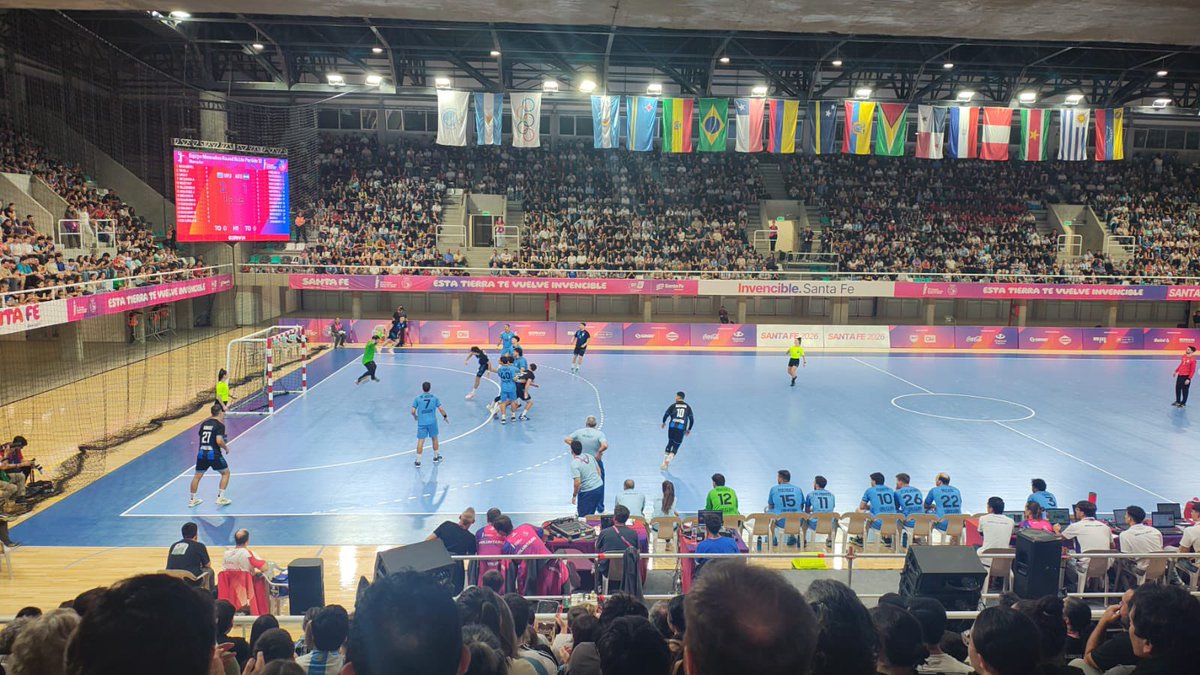HernanFunes's tweet photo. Noche extraordinaria en los @suramericanos26 en Santa Fe, con todos los estadios llenos. El Cubierto de Newell’s con la selección de vóley, el Invencible de Rafaela con pádel, el de la ciudad de Santa Fe con handball y el Centro Acuático de Rosario con waterpolo. Esto, sin contar las 42 mil personas en el Coloso para la final de fútbol. Desde el lunes vamos a extrañar los Juegos!