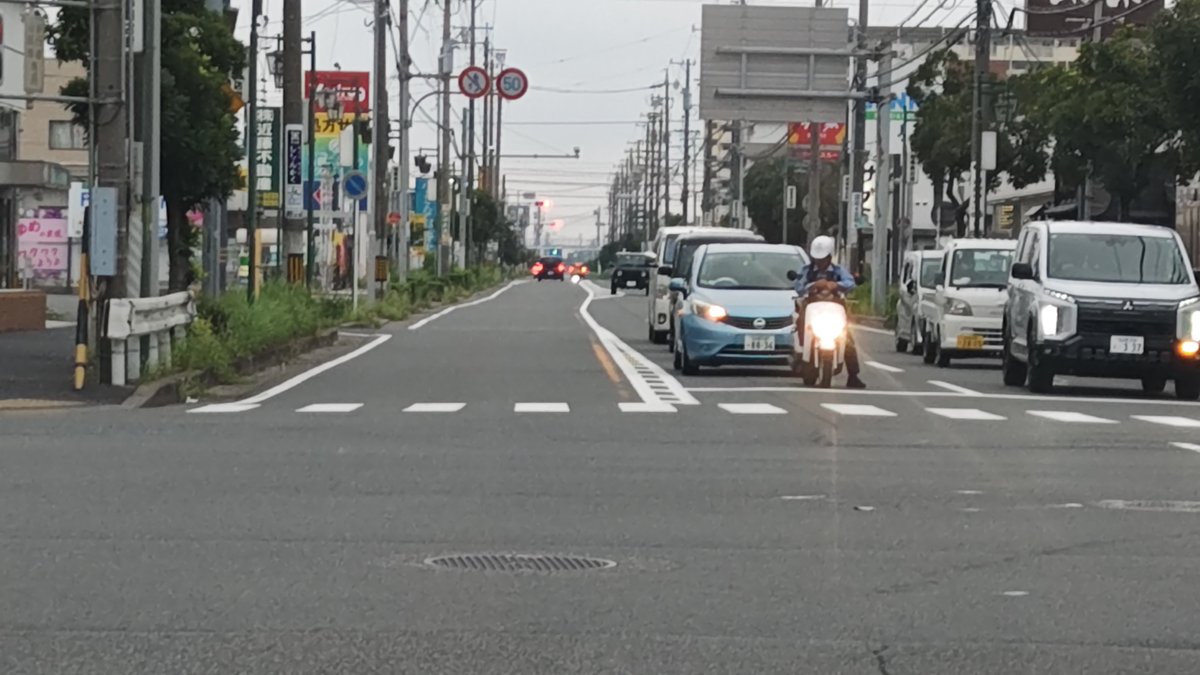 beaker_pachis's tweet photo. たまたま通りがかった交差点
原付ってこんなに前でていいの？
正面に警察いたけどなんもなかったので、停止線は原付には関係ない？

それもだけど、鬼の見切り発進で赤信号で突っ込んでいったのにびっくりだわ
警察もスルーだったので、原付は赤信号の見切り発進許されてるのね

怖いわ https://t.co/2bo5DpiGw0