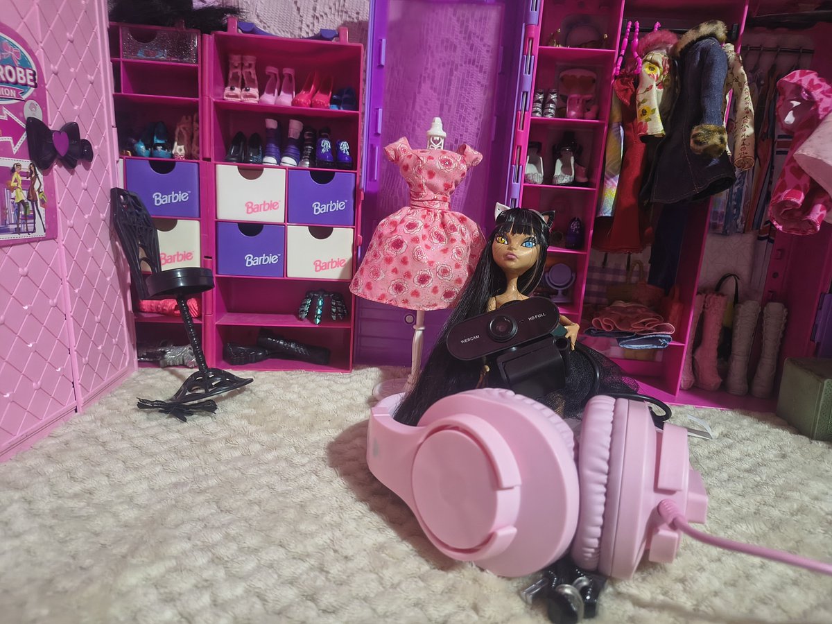 NanamiDoll's tweet photo. Quiero agradecer a nuestro muñeco de pollo Victor  🐤

Por comparar tan hermosos regalos 💖💖

Muchas gracias me seguiré esforzando para hacer mejores streams 🥺 https://t.co/WwNwS6pIMD