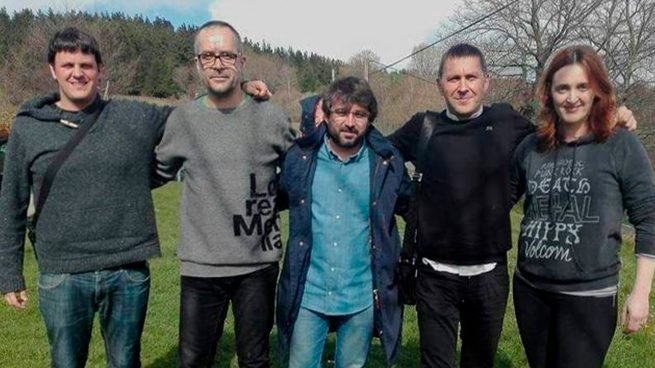 FerveViveiro's tweet photo. @jordievole @andrearopero Claro, tú eres más de retratarte con asesinos. Lameculos!!! https://t.co/UkL2X7FpeT