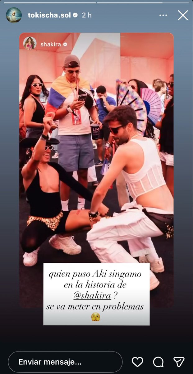 lobadelamanada's tweet photo. Tengo media hora riéndome con el hecho de que el CM de Shakira haya subido una historia con una canción explícita de Tokischa y ella misma está clara de que no la debieron subir 😂😭 https://t.co/8Fu8ZbUHsP