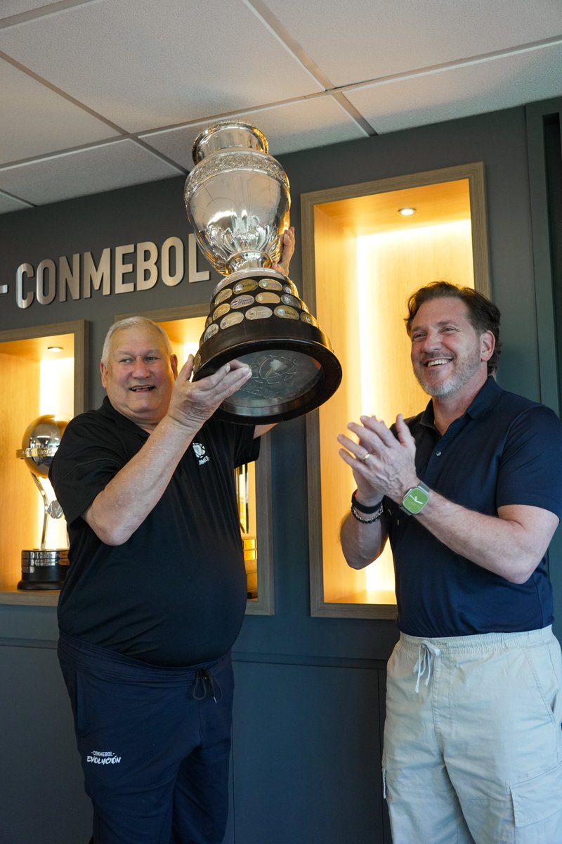 agdws's tweet photo. ¡Reconocimiento a la trayectoria de Milciades Morel, campeón de la CONMEBOL @CopaAmerica 1979 con la @Albirroja! Muy merecido, querido Tanque. ¡Tu legado será eterno! https://t.co/zeqZWraIXO