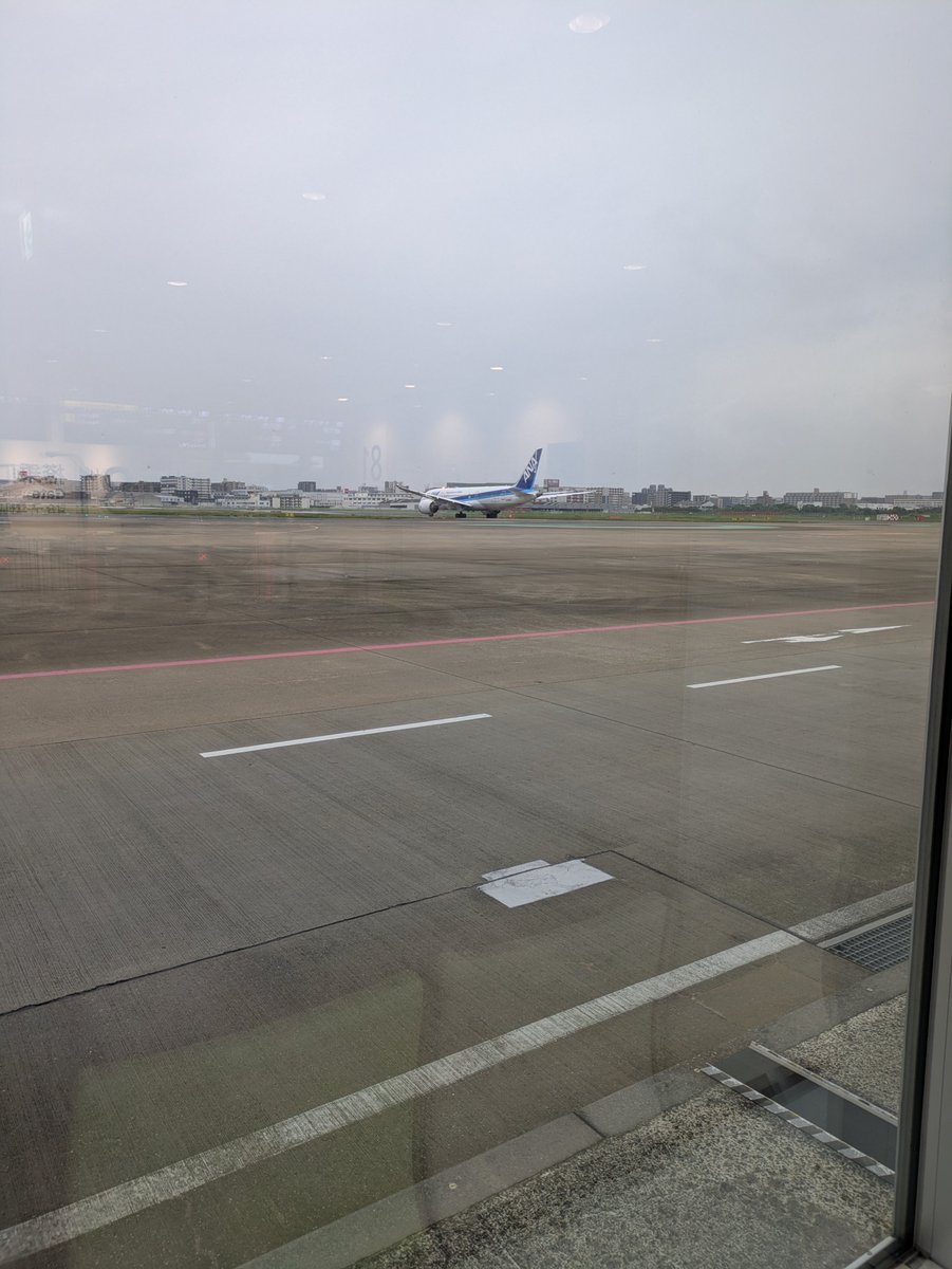 okwagt's tweet photo. いつもの羽田行きと違って利用者が少ないからバスで飛行機まで移動だ

何か嬉しい https://t.co/1Yib6dEBQa