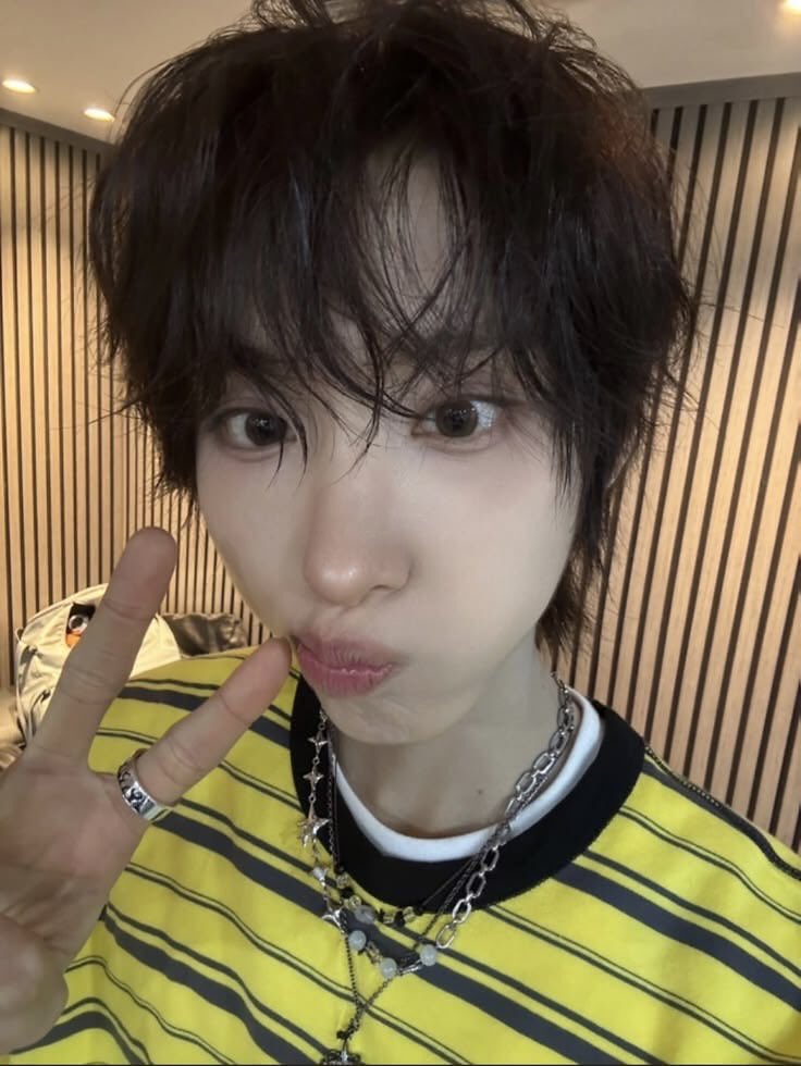julenwang's tweet photo. buscando mutis !!
— soy nuevo y quiero amiguear y asi me gusta dibujar y quejarme de todo
      🇲🇽 | 19 | eng/esp

  —ULTS:  skz &amp; kfp 

♡ + ↻ = mutis ?
#kpoptwt #findingweflip #skztwt #stantwt #staytwt https://t.co/wQzTHGjkzq