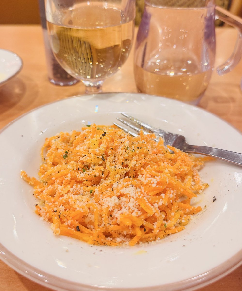 1000bero_net's tweet photo. サイゼリヤ飲みしますよ🇮🇹たまにXでアップしてます。

サイゼリヤのキャロットラペ200円に、トッピング粉チーズ100円をたっぷり混ぜて、ブラックペッパーをガリガリガリして飲むのが好きですね。ワイン泥棒なのでぜひ🍷 https://t.co/Wleya1B77K