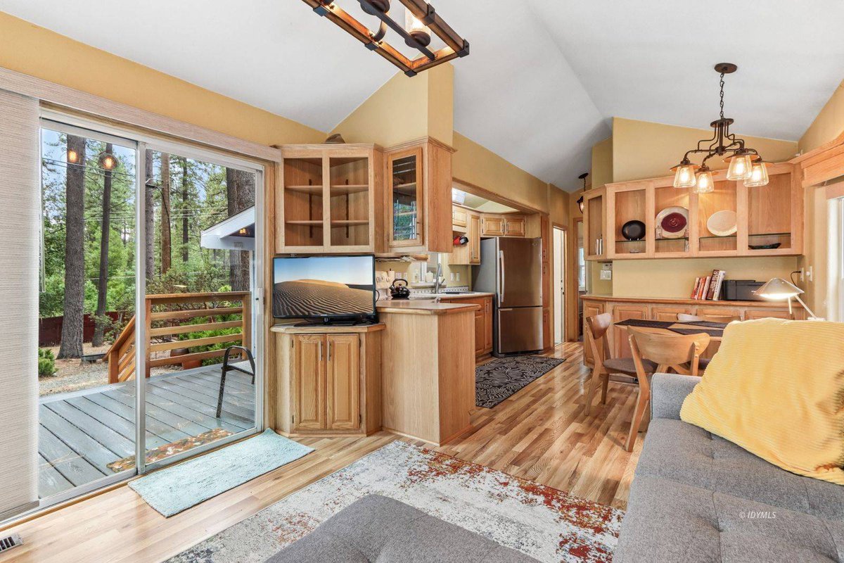 astewartidy's tweet photo. New Listing: 26350 Delano #109 DR #109, Idyllwild. 2 beds, 1 bath, 580 sq. ft. with vaulted ceilings and meadow backing. $115,000.
https://t.co/rtEGglIXjD https://t.co/rF5Qq5j1VZ