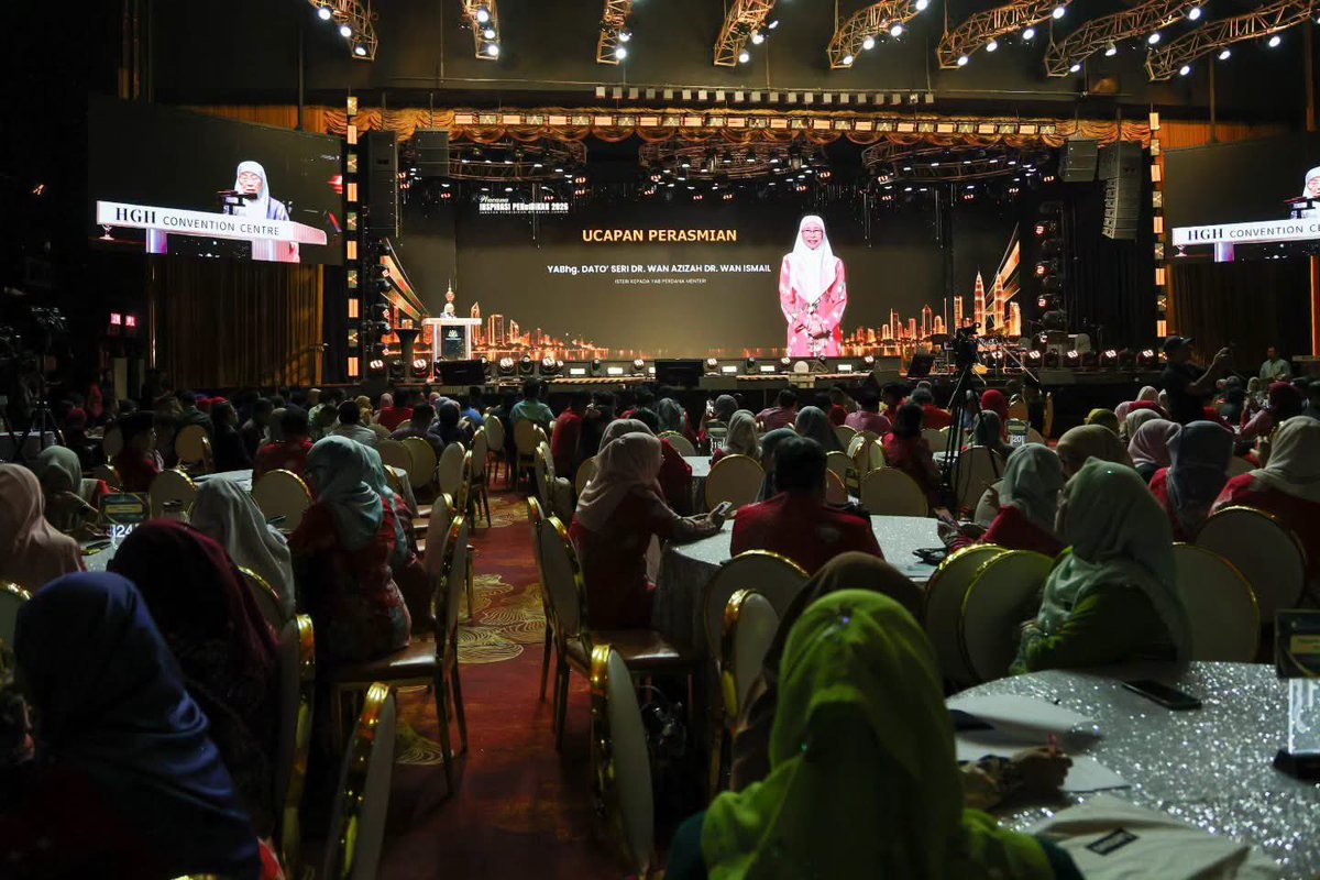 drwanazizah's tweet photo. Alhamdulillah, saya telah berkesempatan hadir ke Majlis Perasmian Wacana Inspirasi Pendidikan Peringkat Wilayah Persekutuan Kuala Lumpur Tahun 2026.

Turut hadir, Datuk Haji Azman Abidin, Setiausaha Politik kepada YAB Perdana Menteri; Tuan Haji Omar bin Salleh, Pengarah Bahagian Pendidikan Islam, Kementerian Pendidikan Malaysia (KPM serta Tuan Megat Affandi bin Datuk Wira Haji Ismail, Pengarah Pendidikan, Jabatan Pendidikan Wilayah Persekutuan Kuala Lumpur.

Kepada para guru, terima kasih atas pengorbanan yang tidak semuanya dapat dilihat atau dicatat. Apabila seorang guru menyalakan harapan dalam diri seorang murid, guru tersebut sebenarnya sedang menyalakan masa depan negara.

Semoga Wacana Inspirasi Pendidikan ini terus menjadi wadah memperkukuh kerjasama antara warga pendidik, ibu bapa, komuniti dan semua pihak dalam memastikan setiap anak mendapat akses kepada pendidikan yang berkualiti serta peluang untuk membina masa depan yang lebih baik.

Semoga segala usaha kita ini diberkati dan kita semua dilimpahi segala kebaikan di dunia dan di akhirat. Aaminn YRA