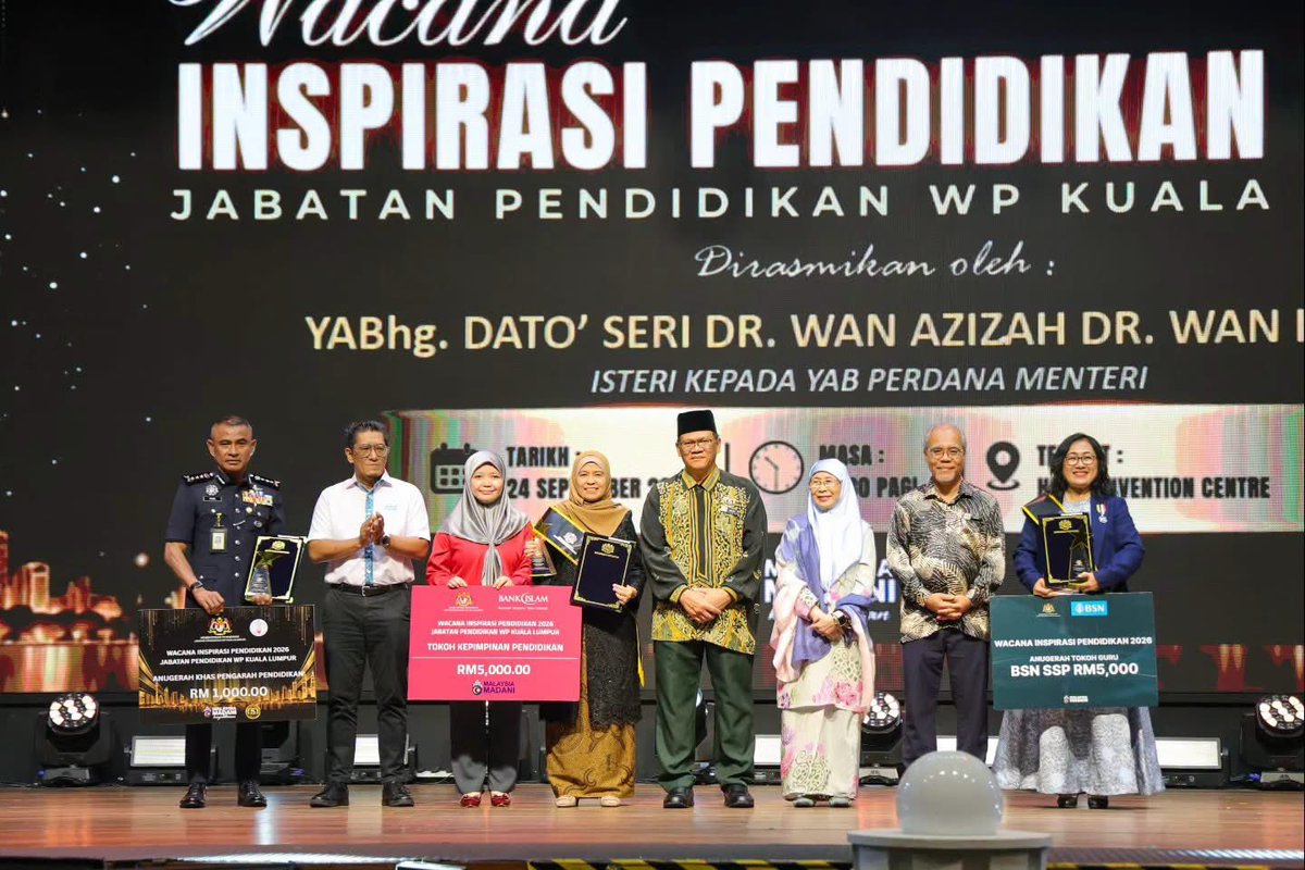 drwanazizah's tweet photo. Alhamdulillah, saya telah berkesempatan hadir ke Majlis Perasmian Wacana Inspirasi Pendidikan Peringkat Wilayah Persekutuan Kuala Lumpur Tahun 2026.

Turut hadir, Datuk Haji Azman Abidin, Setiausaha Politik kepada YAB Perdana Menteri; Tuan Haji Omar bin Salleh, Pengarah Bahagian Pendidikan Islam, Kementerian Pendidikan Malaysia (KPM serta Tuan Megat Affandi bin Datuk Wira Haji Ismail, Pengarah Pendidikan, Jabatan Pendidikan Wilayah Persekutuan Kuala Lumpur.

Kepada para guru, terima kasih atas pengorbanan yang tidak semuanya dapat dilihat atau dicatat. Apabila seorang guru menyalakan harapan dalam diri seorang murid, guru tersebut sebenarnya sedang menyalakan masa depan negara.

Semoga Wacana Inspirasi Pendidikan ini terus menjadi wadah memperkukuh kerjasama antara warga pendidik, ibu bapa, komuniti dan semua pihak dalam memastikan setiap anak mendapat akses kepada pendidikan yang berkualiti serta peluang untuk membina masa depan yang lebih baik.

Semoga segala usaha kita ini diberkati dan kita semua dilimpahi segala kebaikan di dunia dan di akhirat. Aaminn YRA