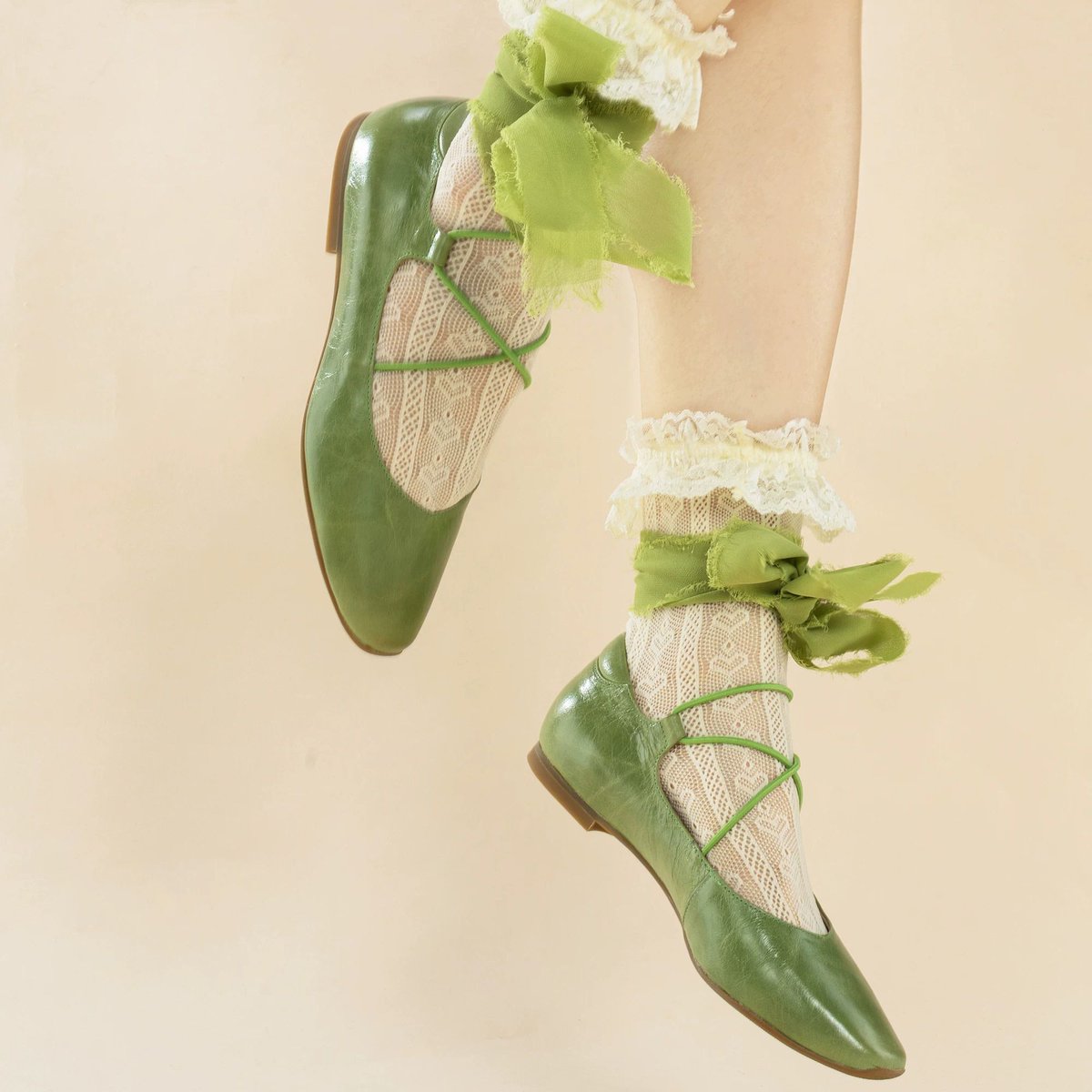 ManusxMachina's tweet photo. Antique Doll Lace-up Flat Shoes - Forest Green 
https://t.co/ue9SaavJdd 
アンティークドールの足元を思わせる、クラシカルなレースアップフラットシューズ。すっきりとした細身のフォルムに、甲を交差する華奢なコードと、足首を飾る大きなファブリックリボンをあしらいました。 https://t.co/bhx2HHKZgs