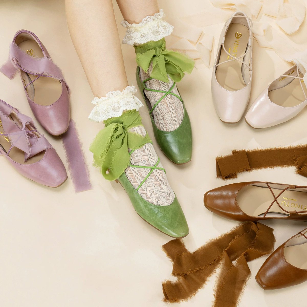 ManusxMachina's tweet photo. Antique Doll Lace-up Flat Shoes - Forest Green 
https://t.co/ue9SaavJdd 
アンティークドールの足元を思わせる、クラシカルなレースアップフラットシューズ。すっきりとした細身のフォルムに、甲を交差する華奢なコードと、足首を飾る大きなファブリックリボンをあしらいました。 https://t.co/bhx2HHKZgs