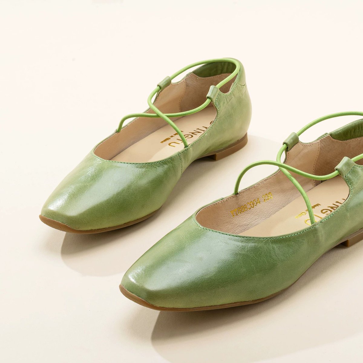 ManusxMachina's tweet photo. Antique Doll Lace-up Flat Shoes - Forest Green 
https://t.co/ue9SaavJdd 
アンティークドールの足元を思わせる、クラシカルなレースアップフラットシューズ。すっきりとした細身のフォルムに、甲を交差する華奢なコードと、足首を飾る大きなファブリックリボンをあしらいました。 https://t.co/bhx2HHKZgs
