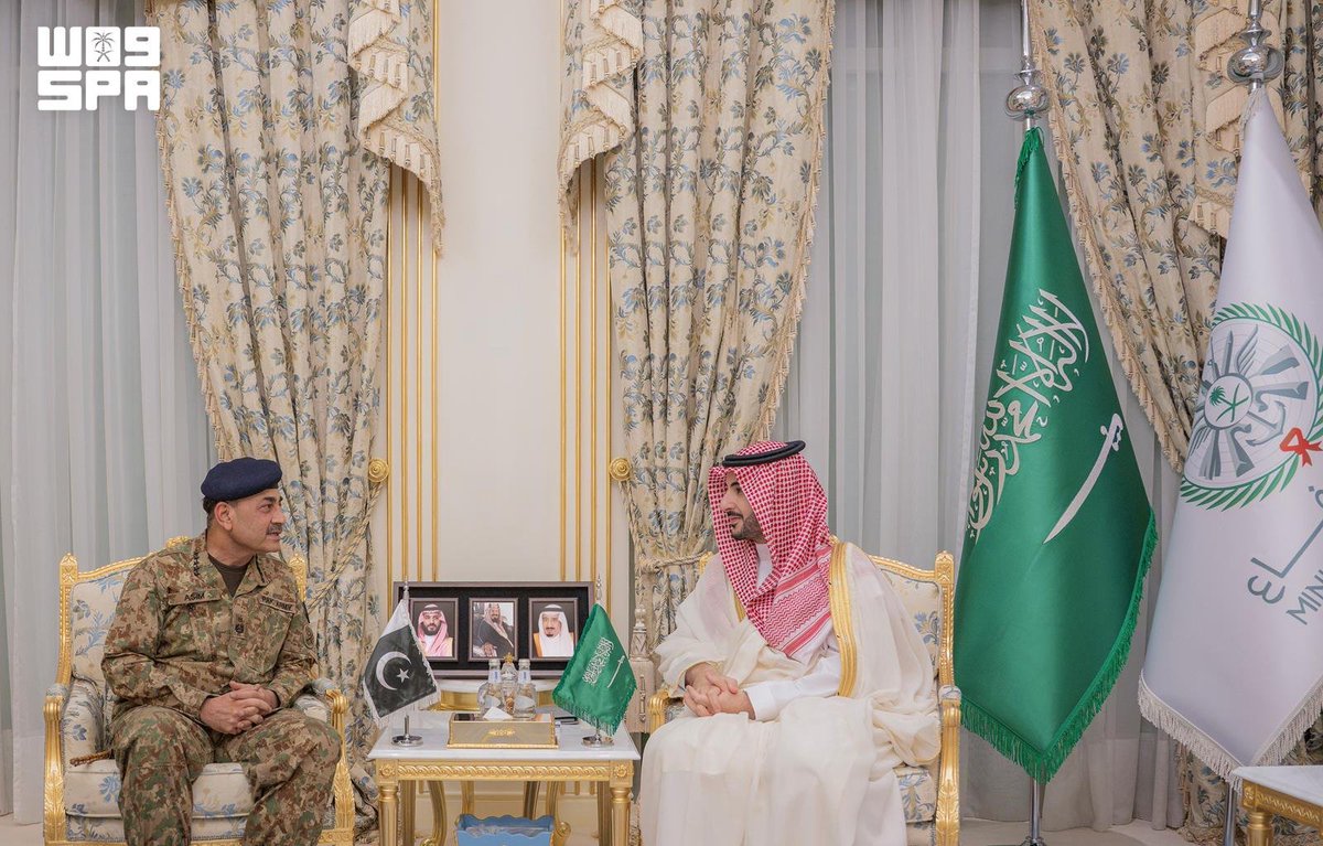 SPAregions's tweet photo. سمو وزير الدفاع يلتقي قائد قوات الدفاع قائد الجيش الباكستاني، حيث أشادا بمخرجات اجتماع رؤساء الأركان لدول اتفاقية مكة للدفاع المشترك، وبحثا الاعتداءات الآثمة التي استهدفت مكة المكرمة والمنشآت المدنية والاقتصادية في المملكة، وأكدا مواصلة العمل المشترك لمواجهة هذه الاعتداءات وفق الاتفاقية.
https://t.co/AcU5BLPbTv 
#واس