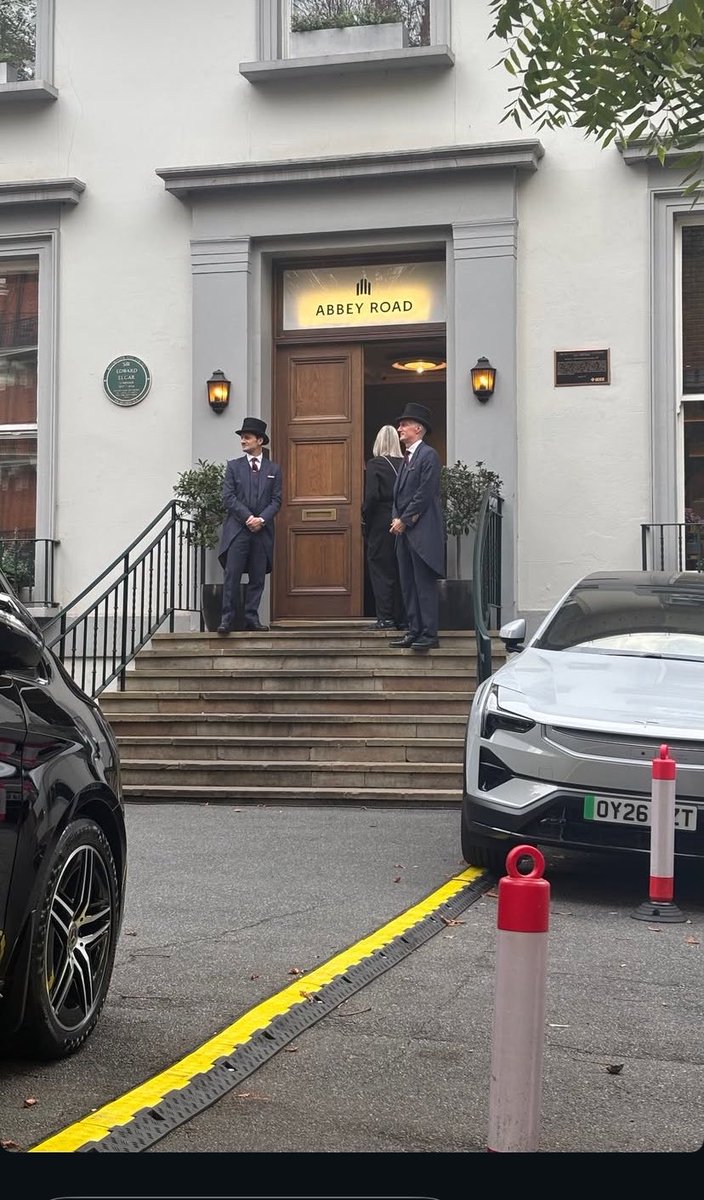 Asi_de_locaa's tweet photo. Mi cuñada subió una foto en Londres y Patricio subió en el mismo lugar antess??? https://t.co/7drZWmf9PF