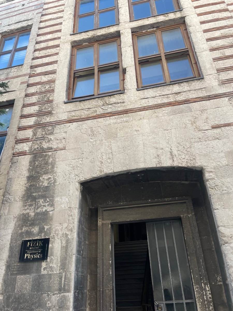 nisagoktp's tweet photo. Ve bugün ders aldığım amfi okulda girdiğim en eski amfilerden biriydi, sıraları tahtaları her şeyi tarih kokan bana gerçekten okulumu hissettiren bi yer, o kadar güzeldi ki… https://t.co/QHYro14hjW