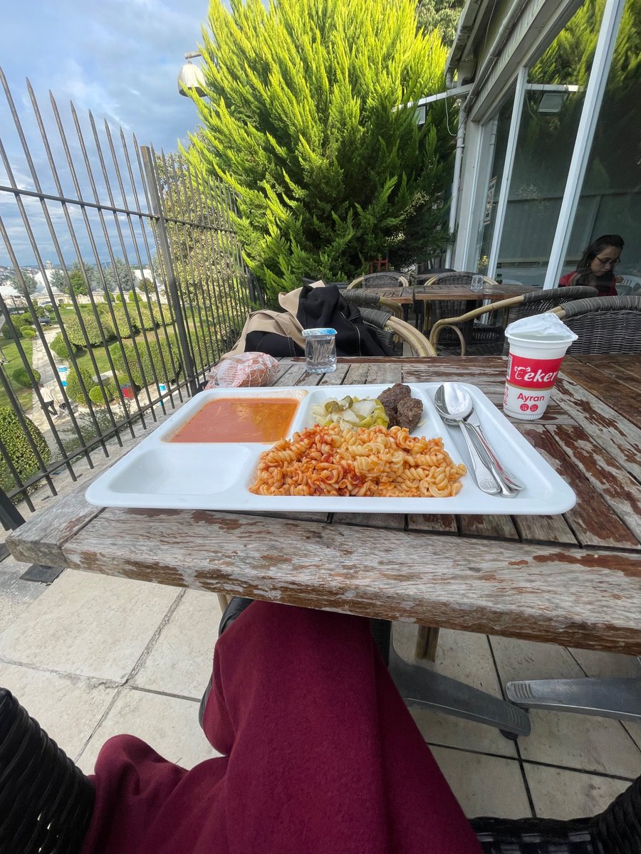 nisagoktp's tweet photo. Ve bugün ders aldığım amfi okulda girdiğim en eski amfilerden biriydi, sıraları tahtaları her şeyi tarih kokan bana gerçekten okulumu hissettiren bi yer, o kadar güzeldi ki… https://t.co/QHYro14hjW