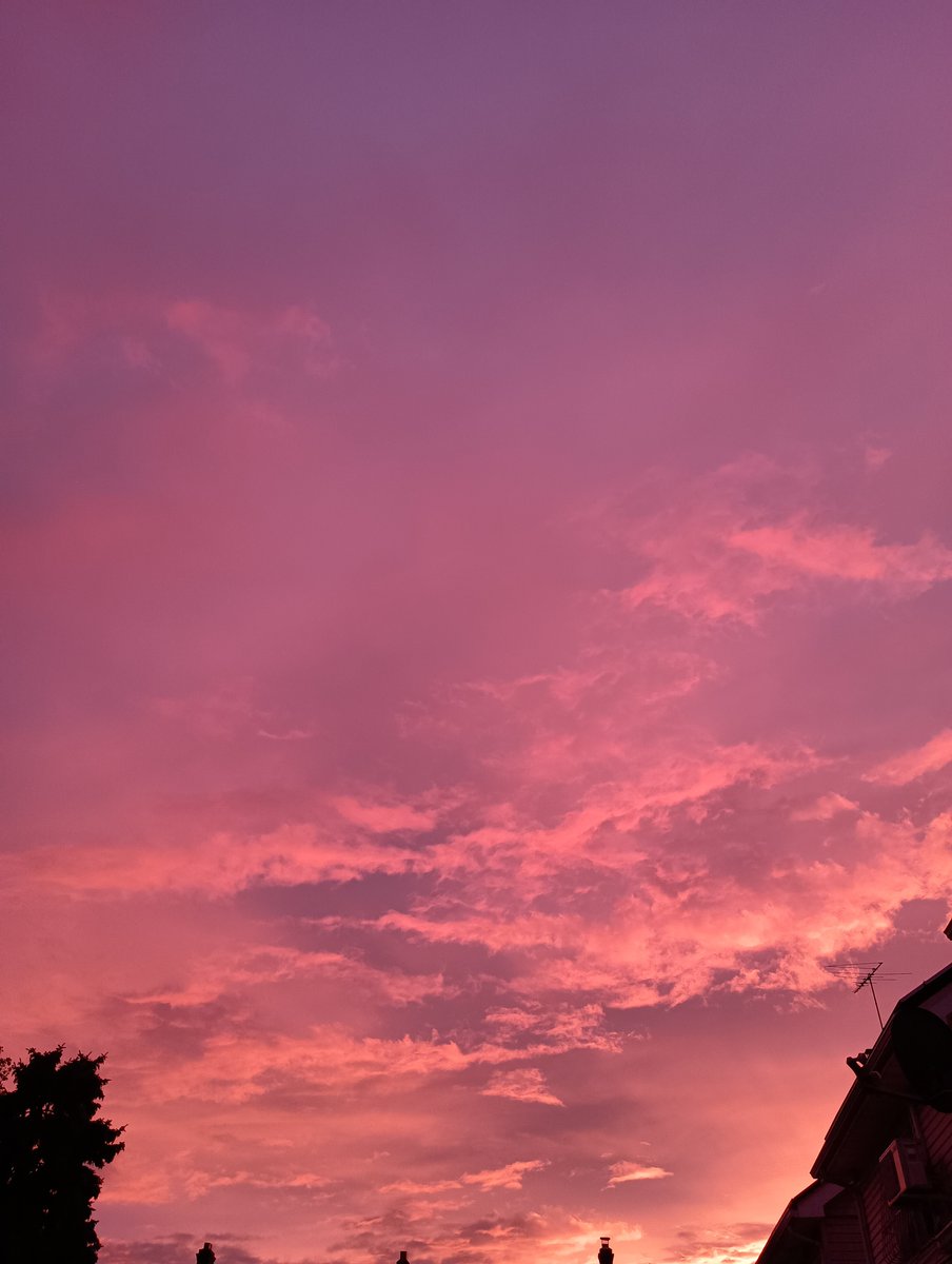 philiplouie01's tweet photo. Sunset be pretty nice. Calm before the storm. #noreaster #nyc #pinkclouding https://t.co/1geRczxCVx