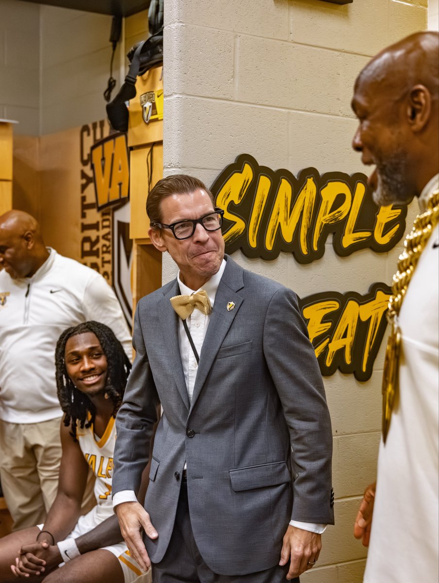 ValpoBasketball's tweet photo. Congratulations to Rev. @BrianKonkol on officially becoming the 20th President of @ValpoU ๐
We were honored to be invited to celebrate you today ๐ฅ
#SeeTheLight #BeaconUp https://t.co/d2J42eUFo9