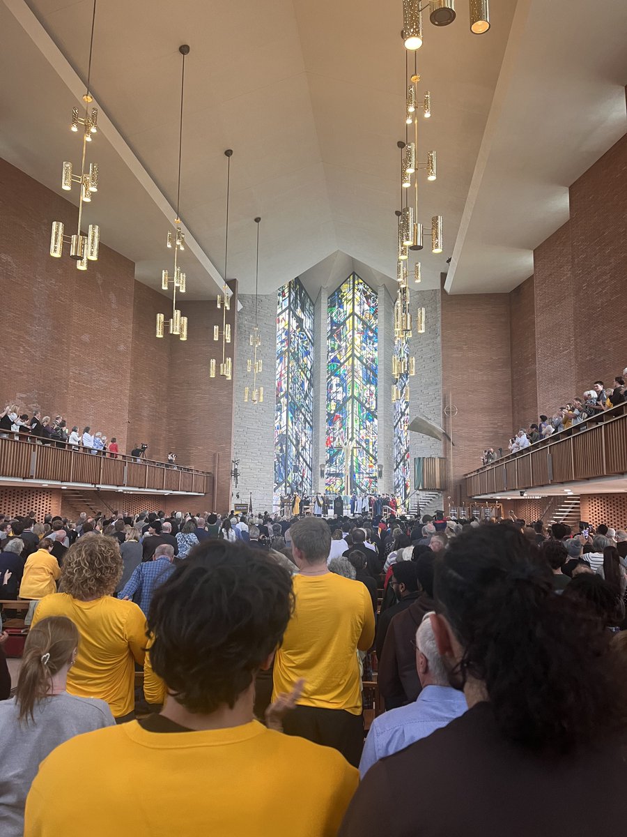 ValpoBasketball's tweet photo. Congratulations to Rev. @BrianKonkol on officially becoming the 20th President of @ValpoU ๐
We were honored to be invited to celebrate you today ๐ฅ
#SeeTheLight #BeaconUp https://t.co/d2J42eUFo9
