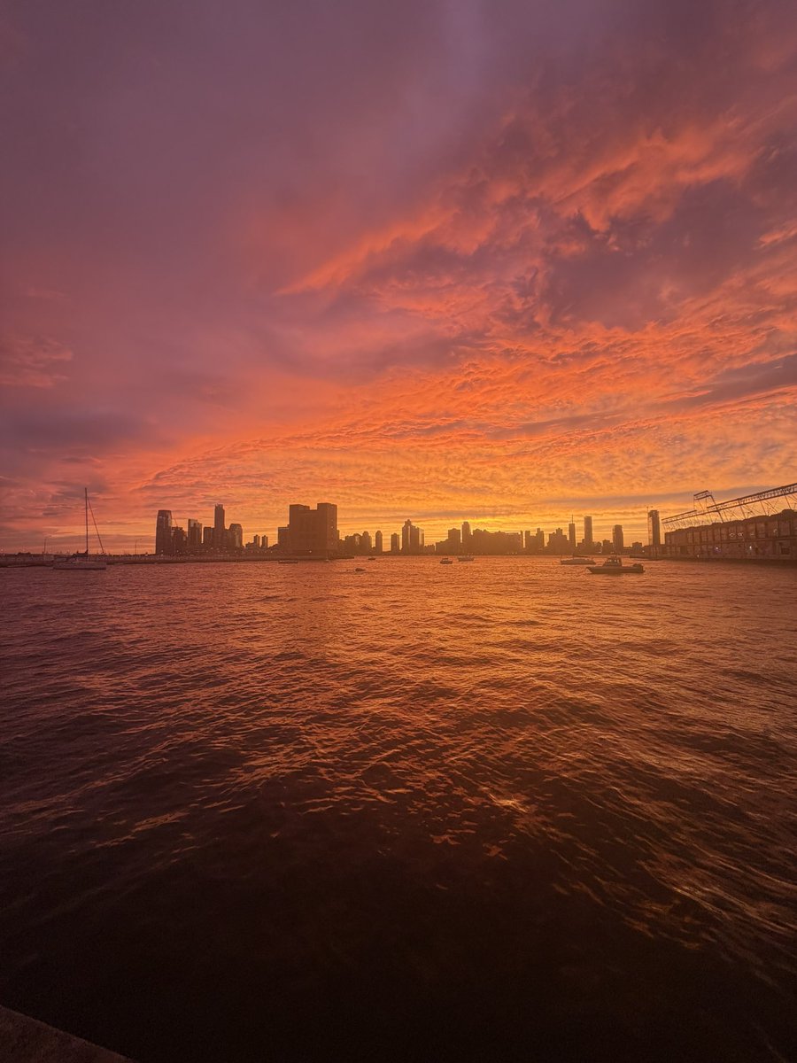 MurrayHillGuy1's tweet photo. Sky is insane rn in nyc https://t.co/CzKjRVvdzQ