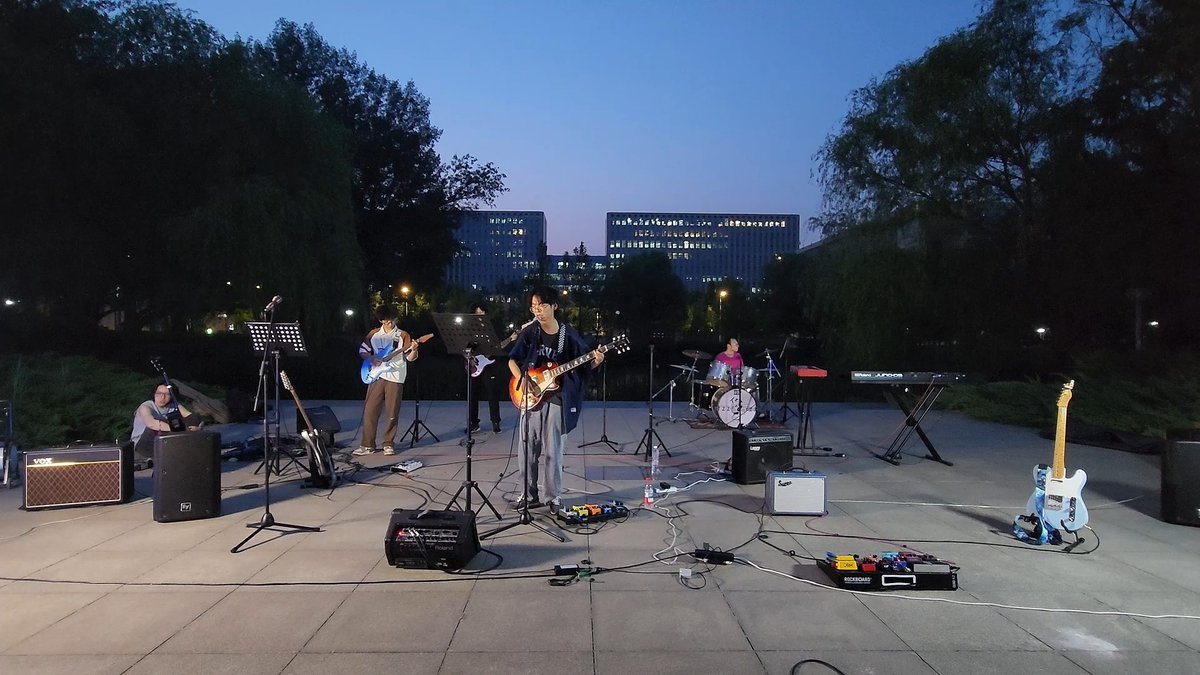 LekishaDemzhb's tweet photo. Just watched the indie band's live set at the small studio—raw vocals, killer guitar riffs, and the crowd singing along like old friends. Pure magic! https://t.co/RUoseWToQo