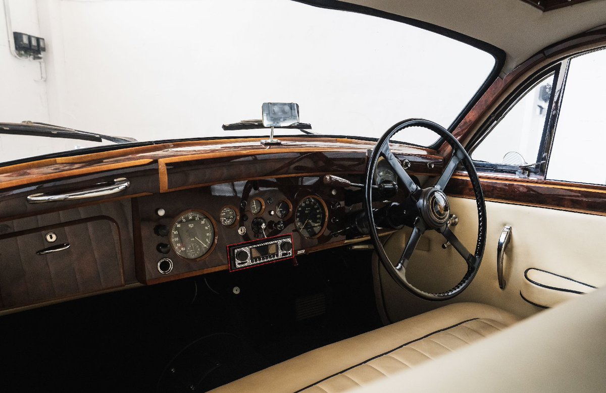 UltimativCars's tweet photo. #GoodwoodRevival2026
The #MarkVIII|#MkVIII (1956-59; 6.227 units) is one of the most elegant #saloon|s #Jaguar has made; to fit a modern radio, would be a sacrilege.
Which this 57-unit (in #Indigo-#Blue over #Cotswold-Blue, est. at £25-35k) GOT!
Sold w/oR for <£10k in result! https://t.co/fFG6dzpuh6
