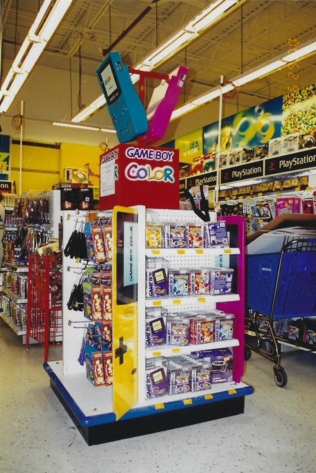 NostalgiaFolder's tweet photo. Game Boy Color displays in Toys"R"Us (2000) https://t.co/QrjXUVsfSS