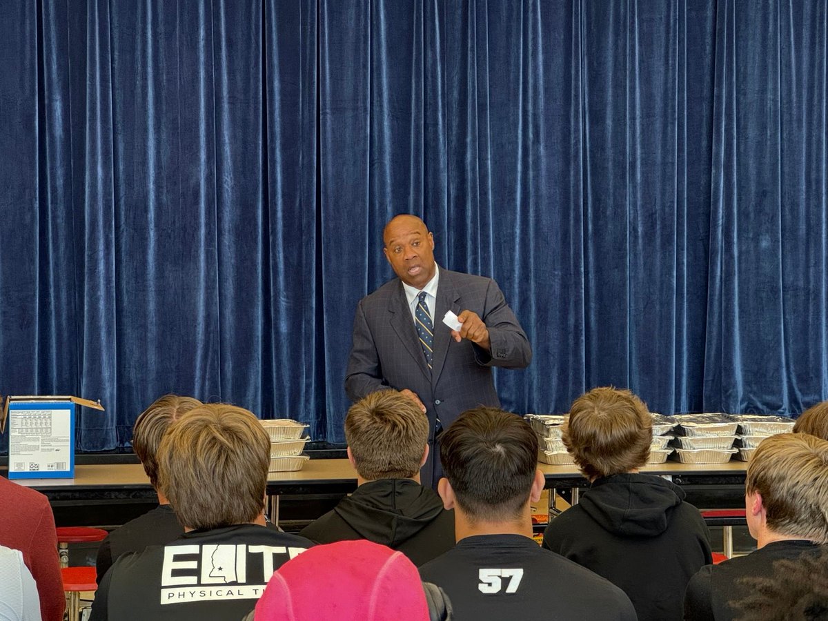 GoMavsFB's tweet photo. Thank you to Mr. Danny Lee Johnson, former All-American tailback at Murray State University, for coming to speak to our team before our homecoming matchup against Pearl. And thank you to FBC Ridgeland for providing our pregame meal. #gomavs https://t.co/87swkewkOJ